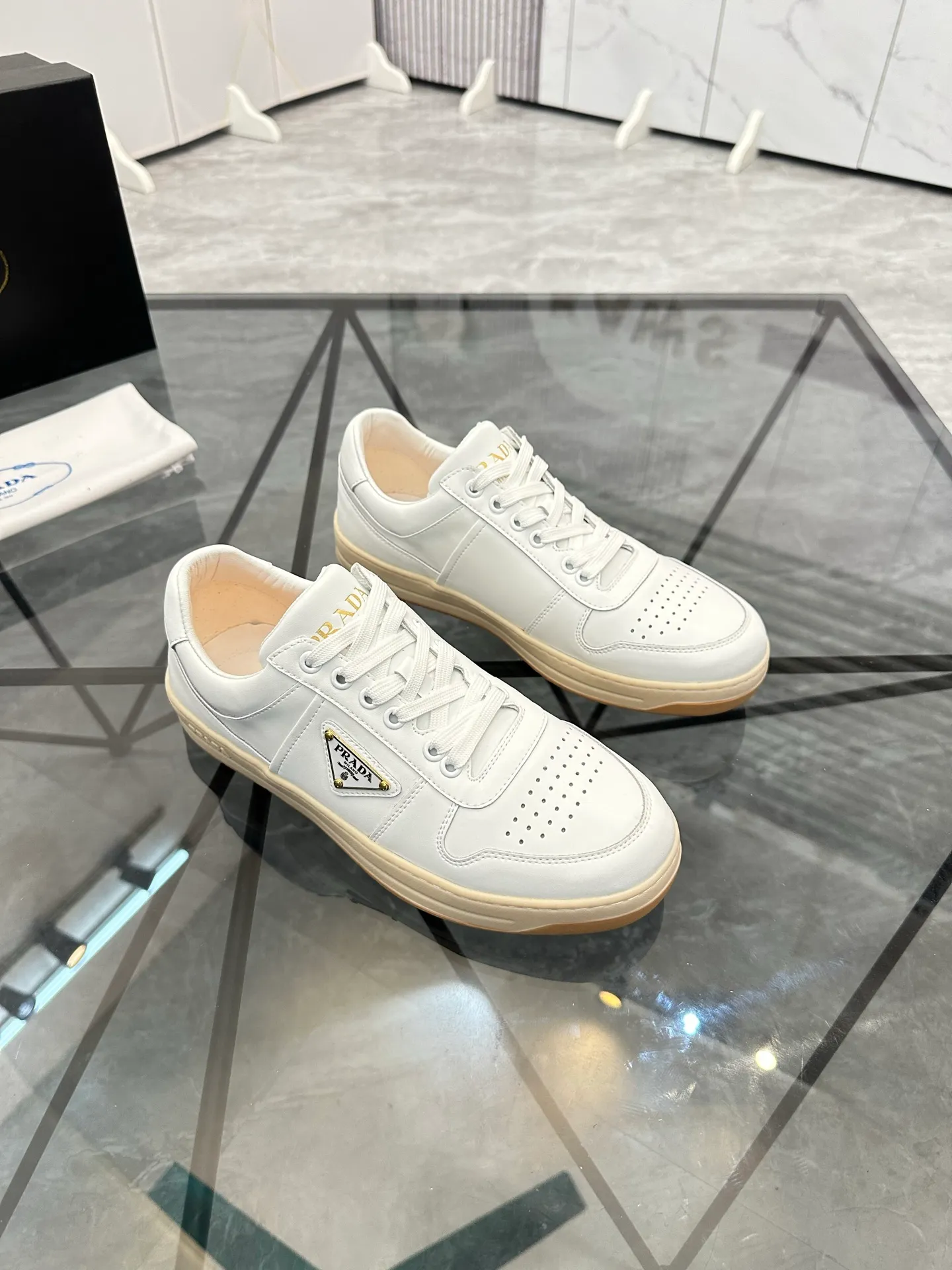 Men's shoes: 💰P400¥ Product trademark: Prada *"Prada*" low-top casual shoes Regular size: 38-44 (can be customized to 45) Product materials: imported cowhide upper, sheepskin lining, original outsole. Number: 020